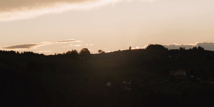 Paysage au crépuscule symbolisant la transition neurologique de l'état de veille au sommeil