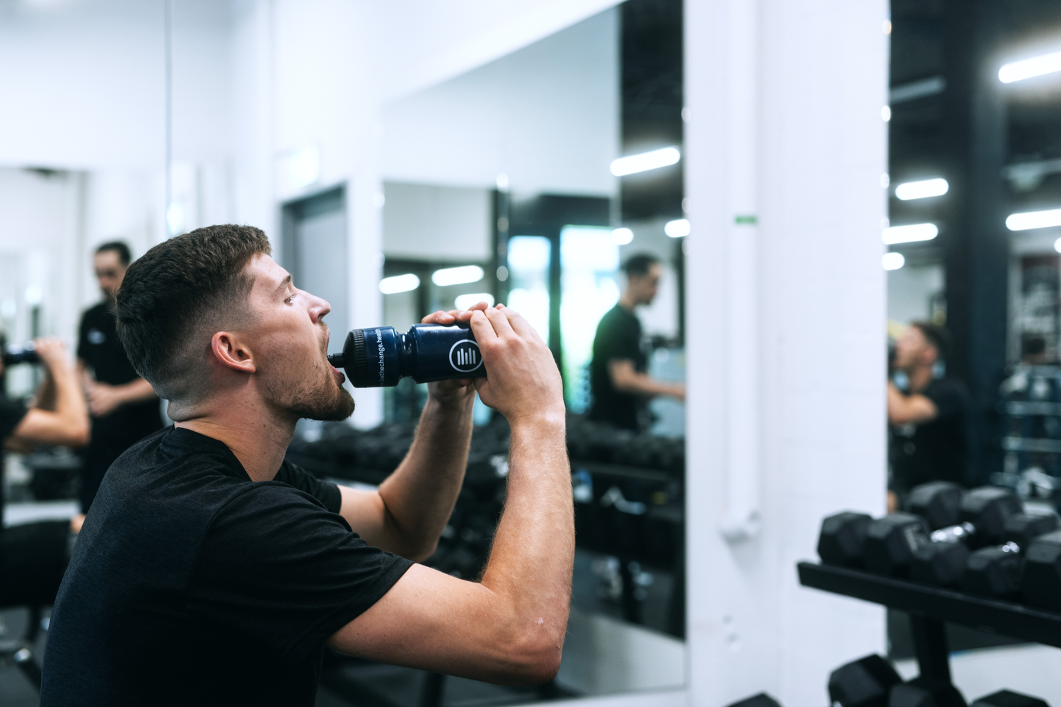 Sportler trinkt aus einer Trinkflasche
