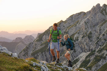 Zwei Menschen wandern auf einen Berg